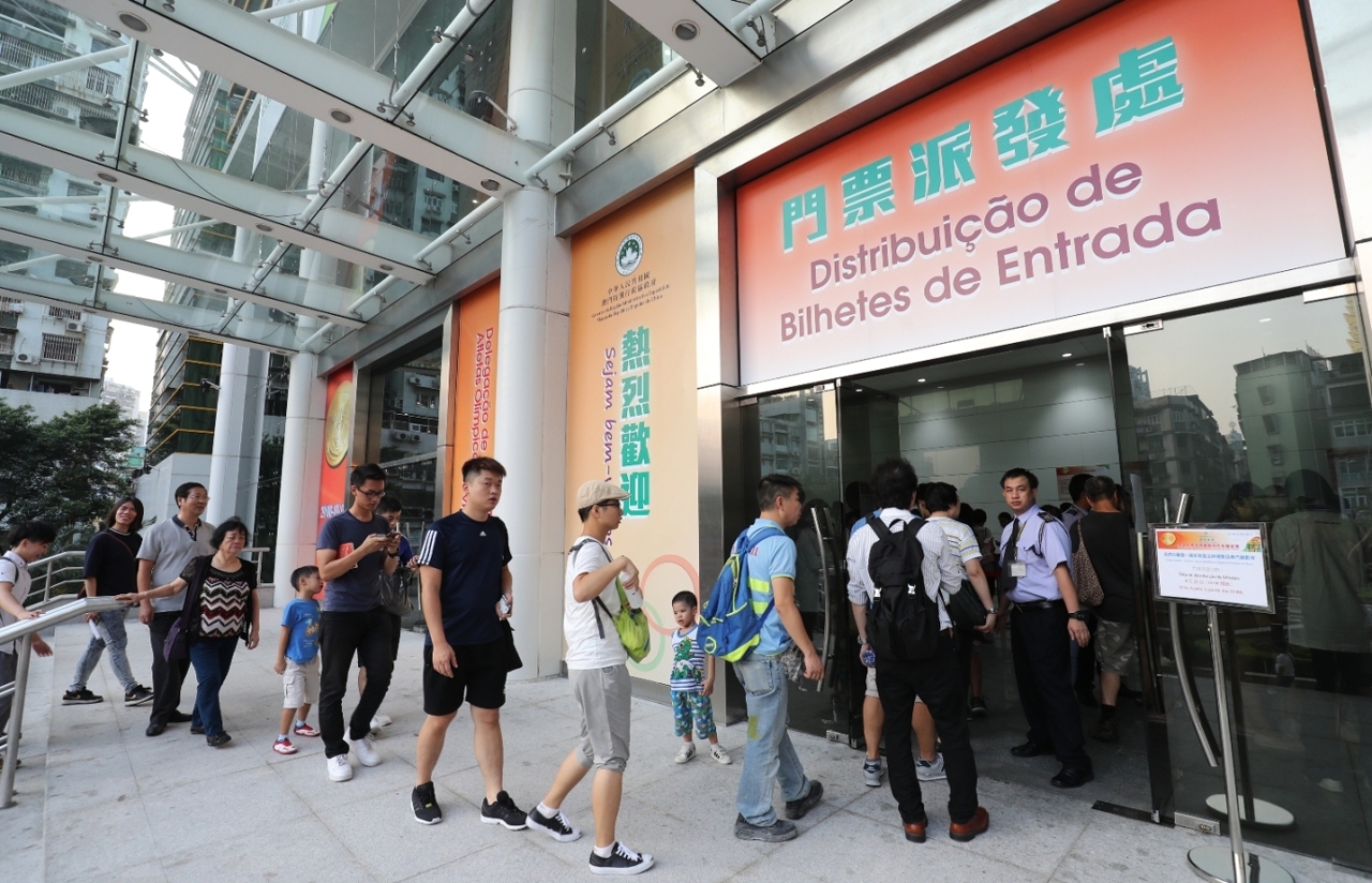 A distribuição dos bilhetes no Pavilhão Polidesportivo Tap Seac