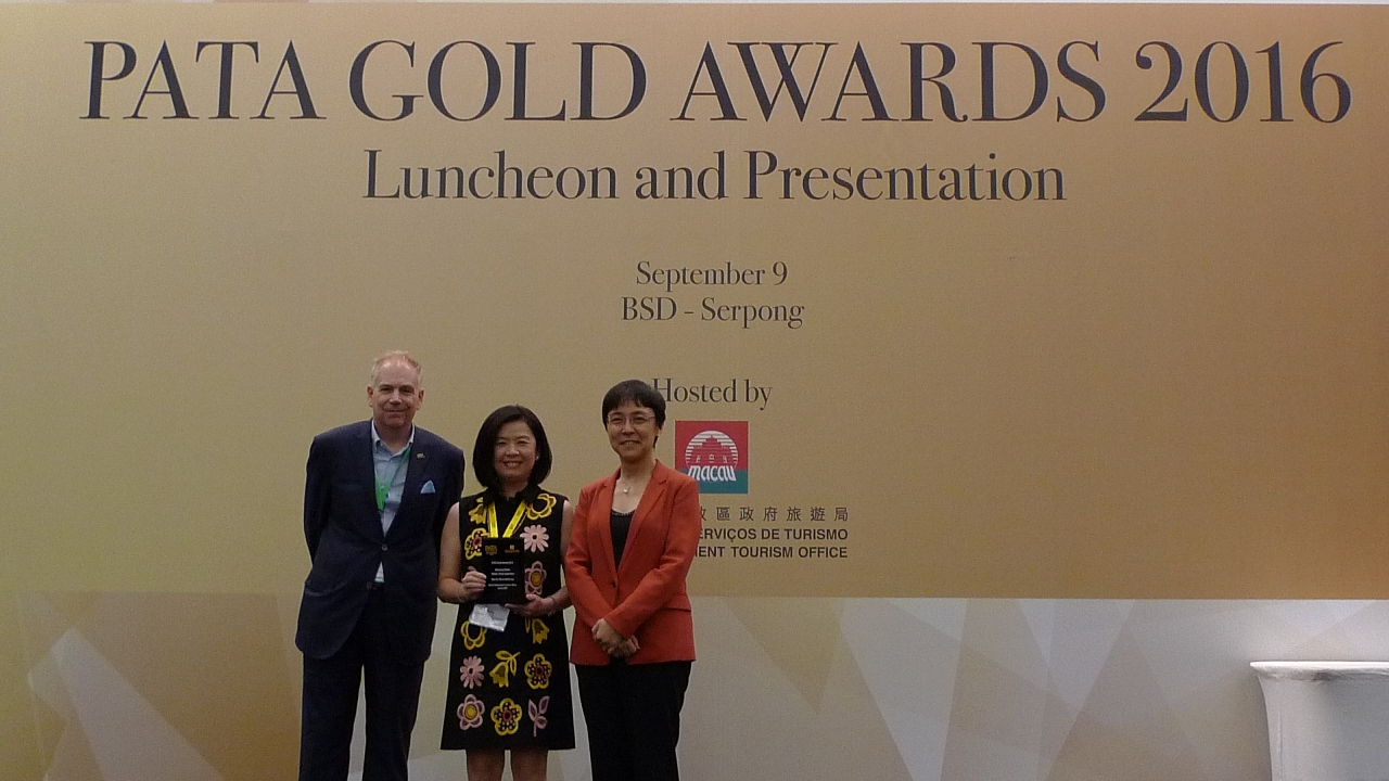 Kathy Iong receives Gold Award on behalf of MGTO for 'Marketing Media – Mobile Travel Application'