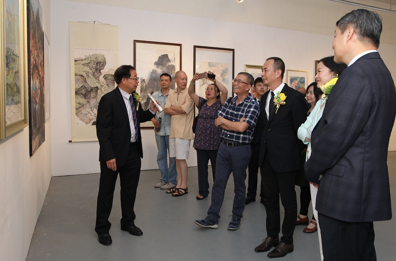 Guests visited the “Exhibition of Artworks of the Members of Macao Artists Society 2016”