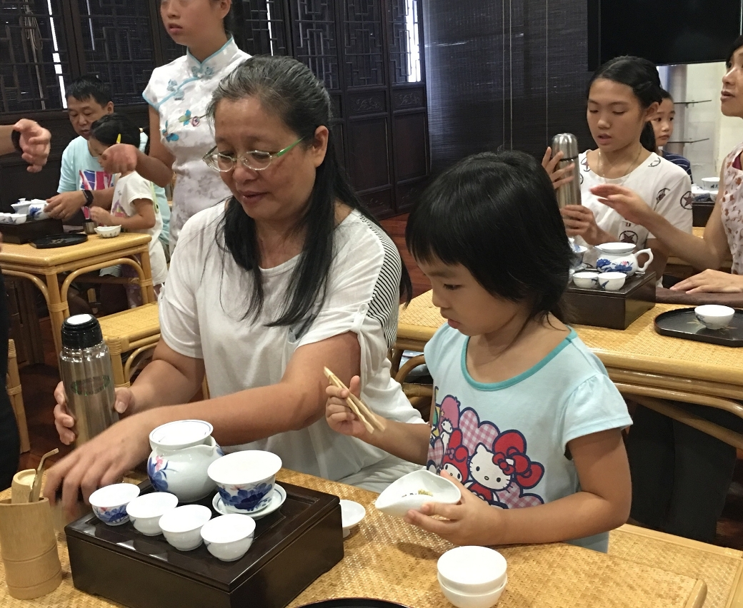 參加者專心泡茶