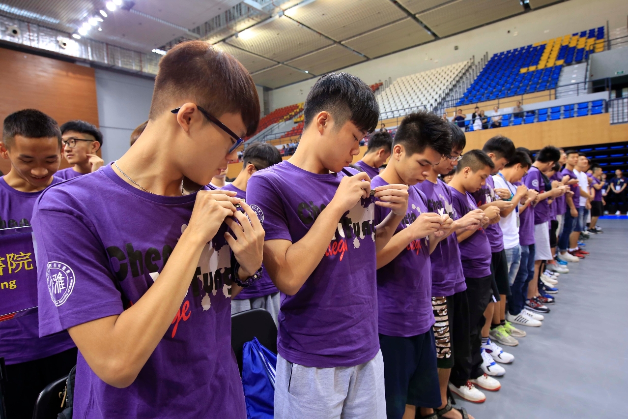 The new students each receives a brooch from the university
