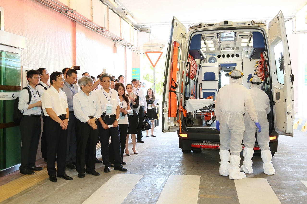 Ambulância do Corpo de Bombeiros transporta doente com ataque cardíaco para o Serviço de Urgência Especial do Centro Hospitalar Conde de São Januário