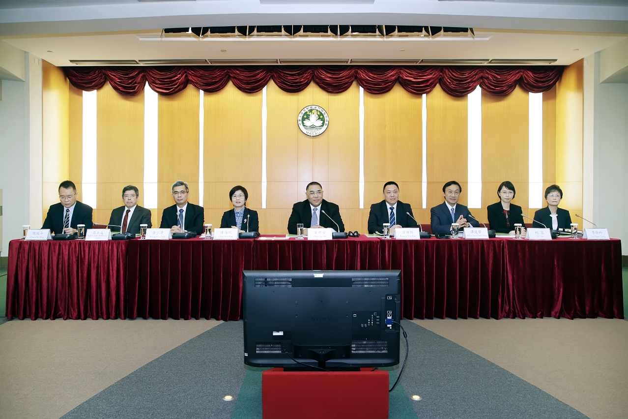 The Chief Executive, Mr Chui Sai On, releases the official document of the Five-Year Development Plan (2016-2020) of the Macao Special Administrative Region during a press conference at Government Headquarters.