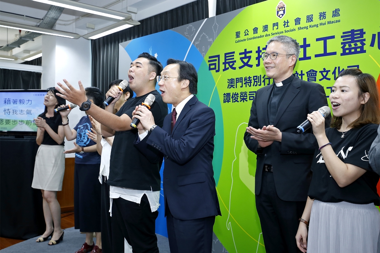 譚俊榮與在場人士合唱歌曲