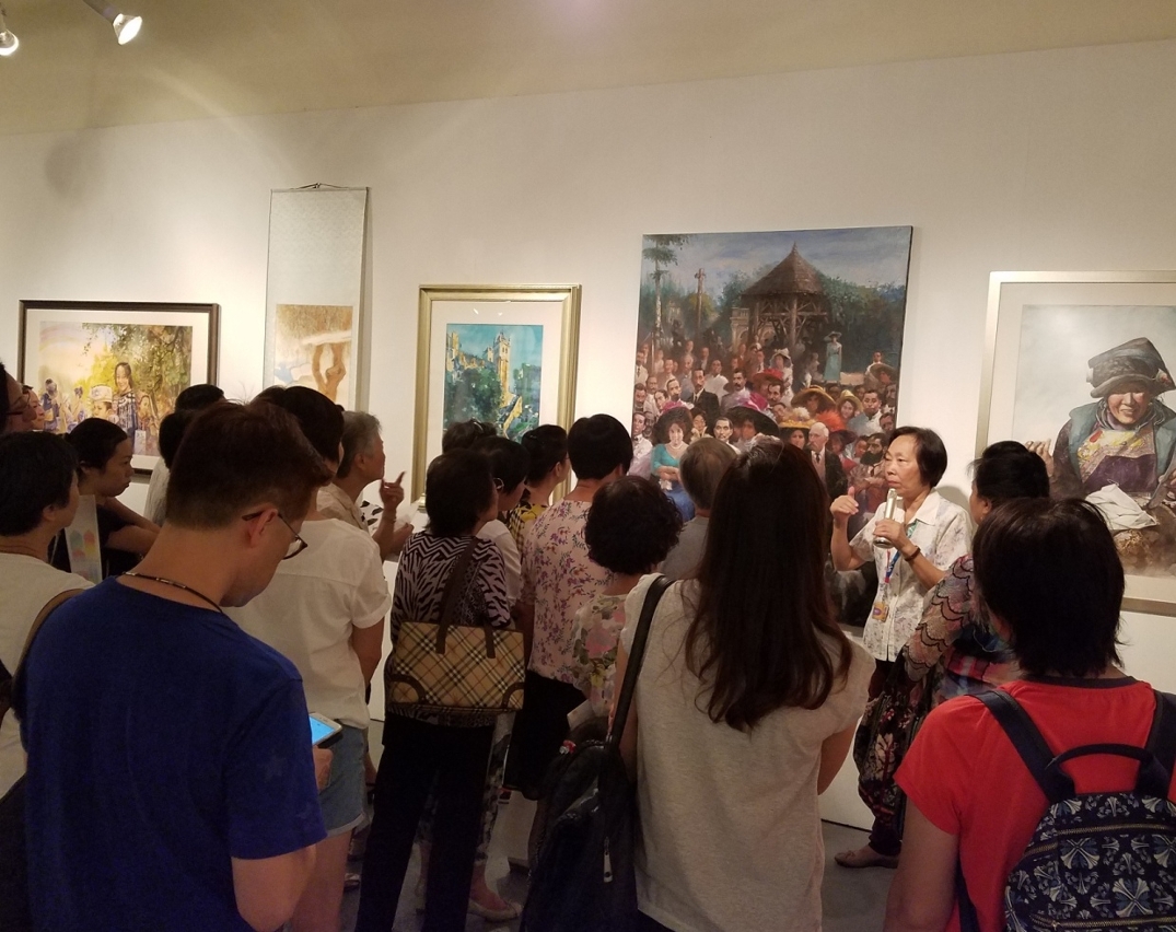 導賞員為參觀者講解作品