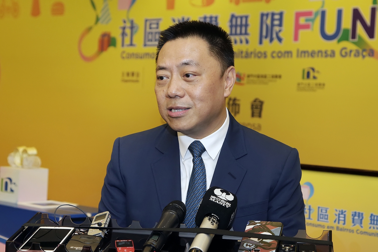 The Secretary for Economy and Finance, Mr Leong Vai Tac, speaks to reporters.