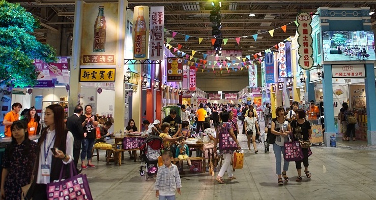 眾多市民及遊客在粵澳懷舊街開心購物