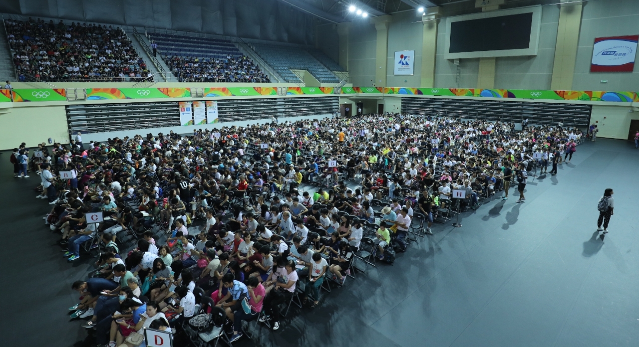 A população espera a dristribuição dos bilhetes