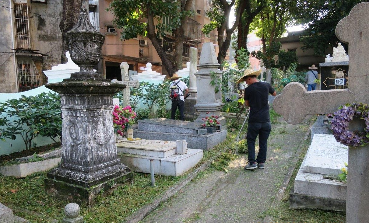 民署加強墳場清潔、除草及滅蚊工作