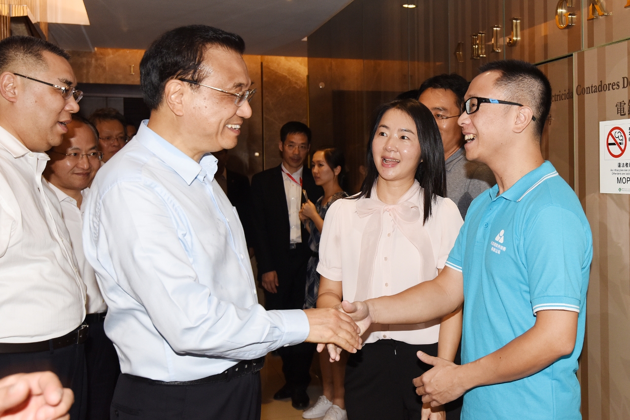 Primeiro Ministro do Conselho de Estado, Li Keqiang, visita uma família local.