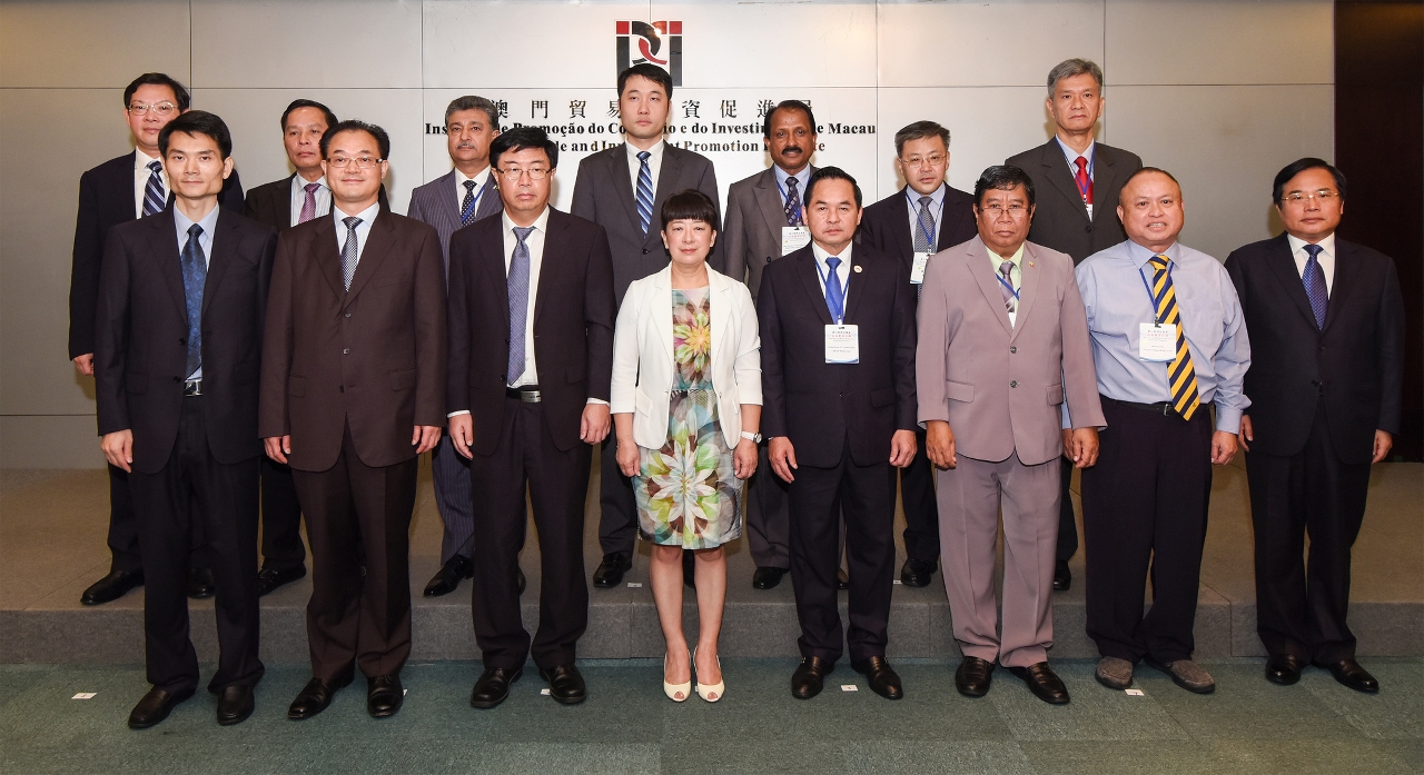 A presidente substituta do Instituto de Promoção do Comércio e do Investimento de Macau (IPIM), Irene Lau, e a delegação do “Plano de Visitas de Presidentes da Câmara” de países adjacentes à China
