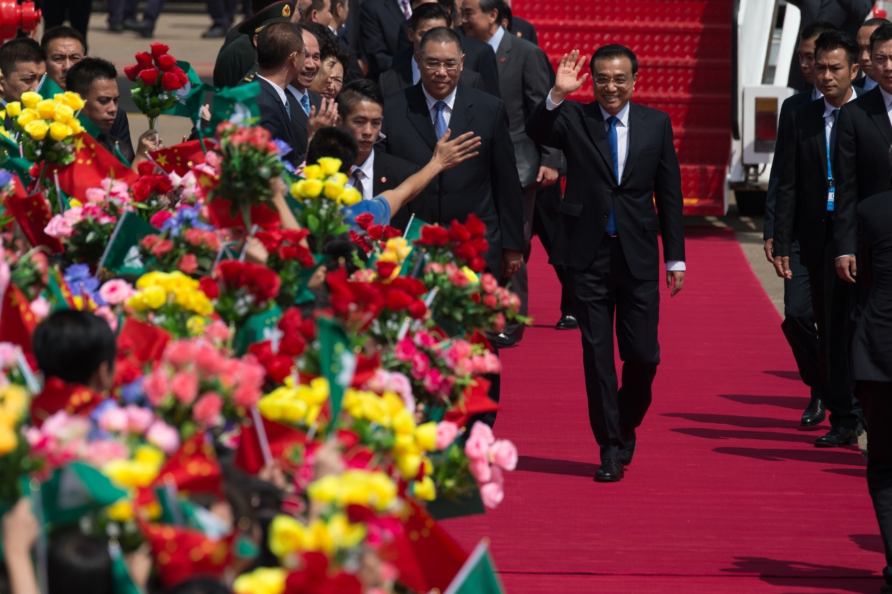Premier of the State Council, Li Keqiang, is warmly welcomed by a cheering crowd at the Macau International Airport.