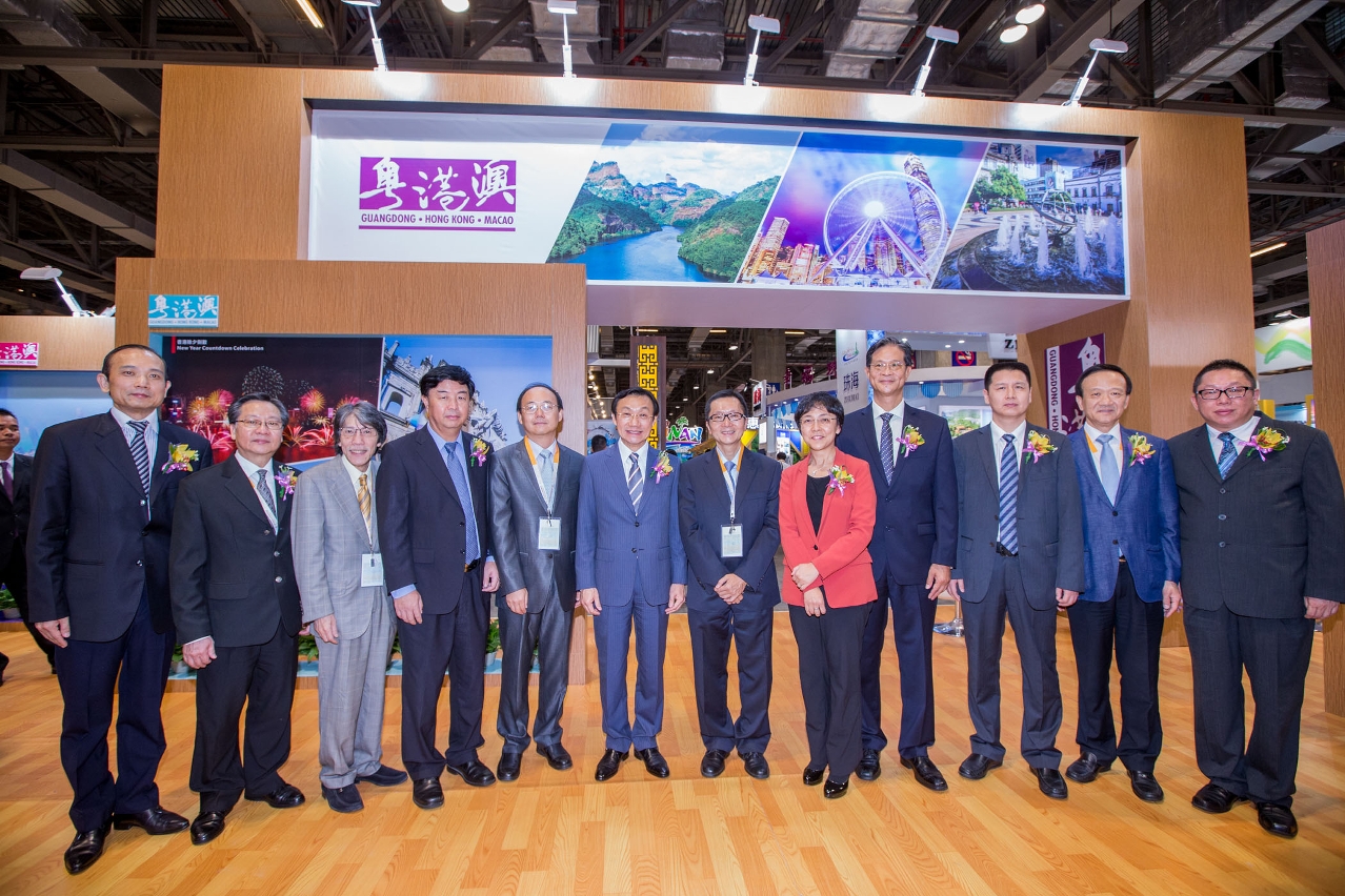 Officiating guests at the pavilion jointly presented by Guangdong, Hong Kong and Macao