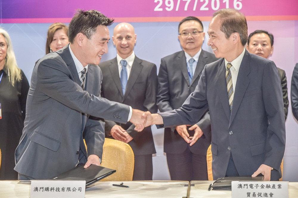 Contrasts of 18 projects were signed on the first day