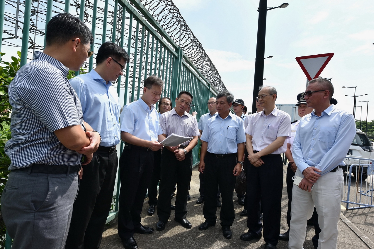 小組成員實地視察防範偷渡的設施