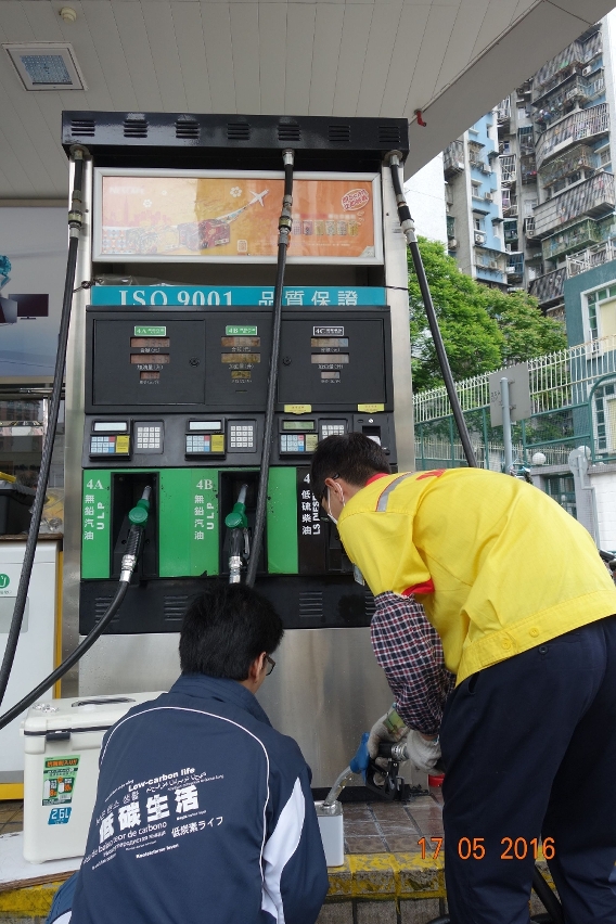 環保局人員抽取在澳門銷售的車用輕柴油，並送專業化驗室化驗。