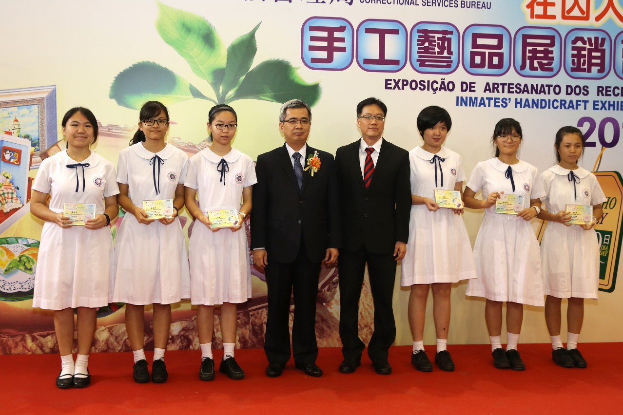 黃少澤司長與培正中學高錦輝校長及得獎學生合照
