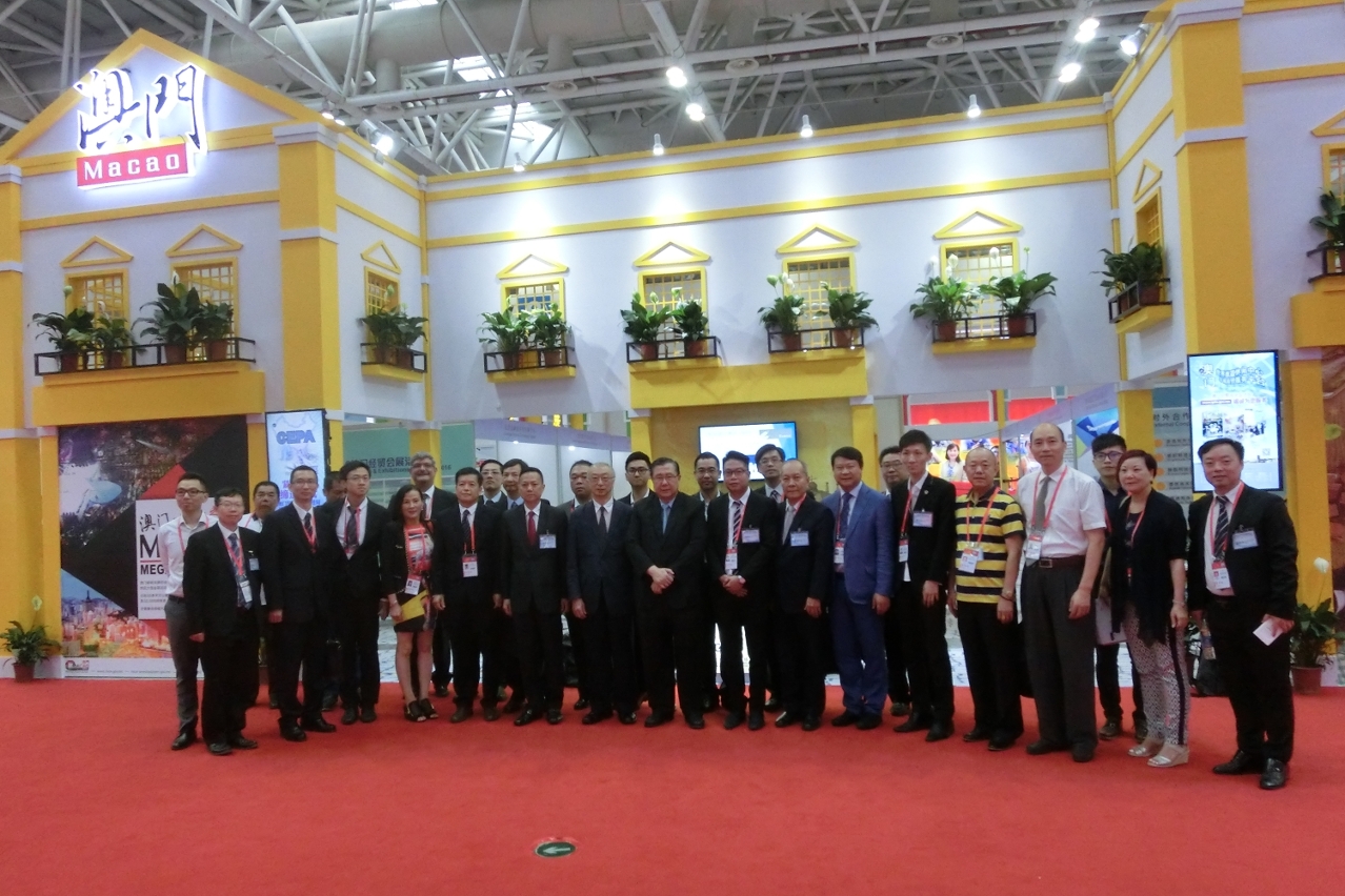 Fotografia em Grupo da Delegação Empresarial de Macau em frente do Pavilhão de Macau na CSTPF