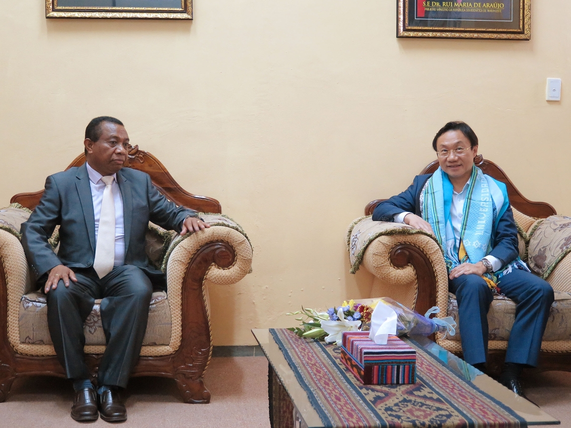O Doutor Alexis Tam foi recebido, no aeroporto, pelo reitor da Universidade Nacional de Timor-Leste, Doutor Francisco Miguel Martins