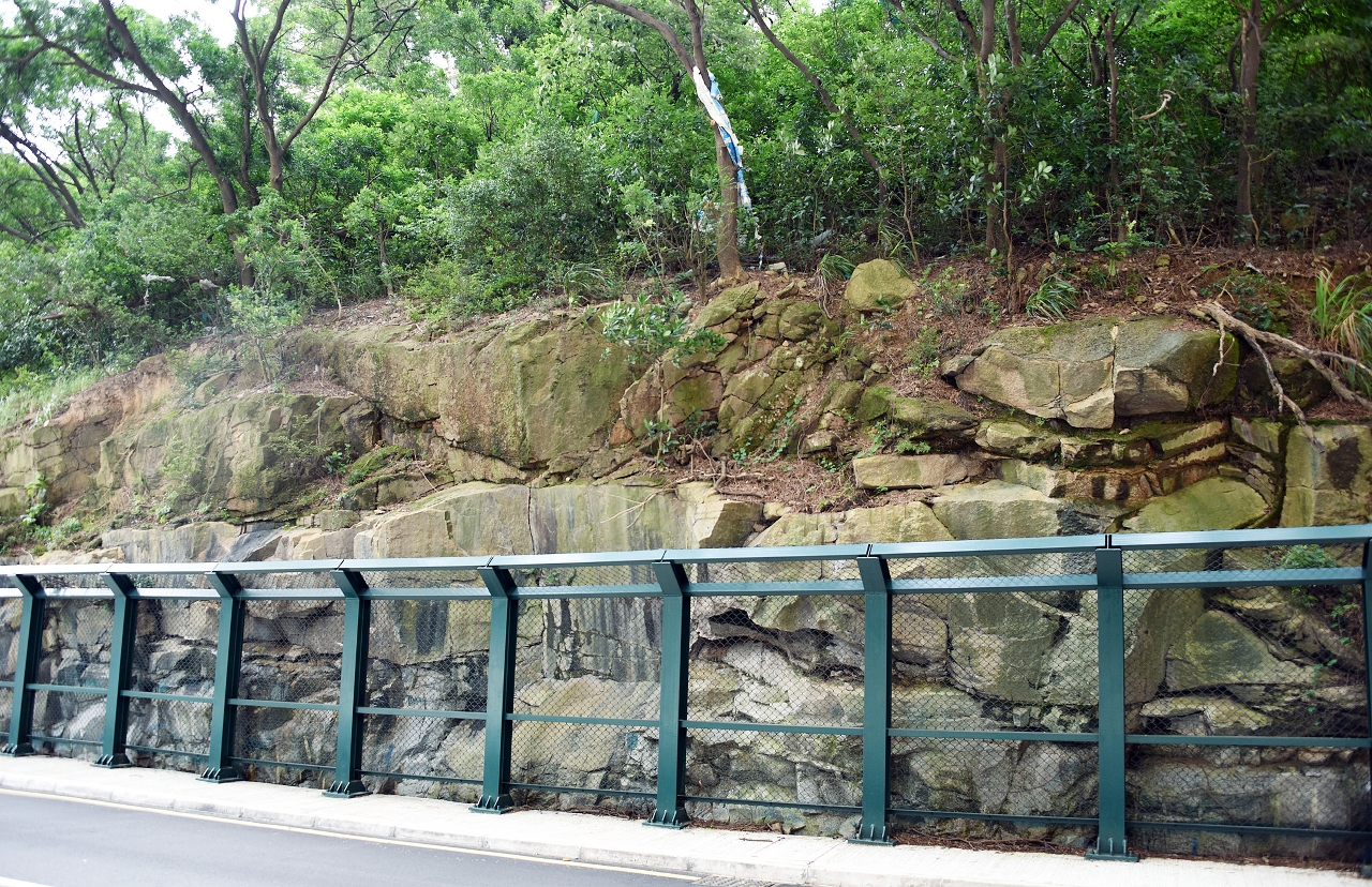 部分山坡受風化及暴雨侵蝕需作整治加固