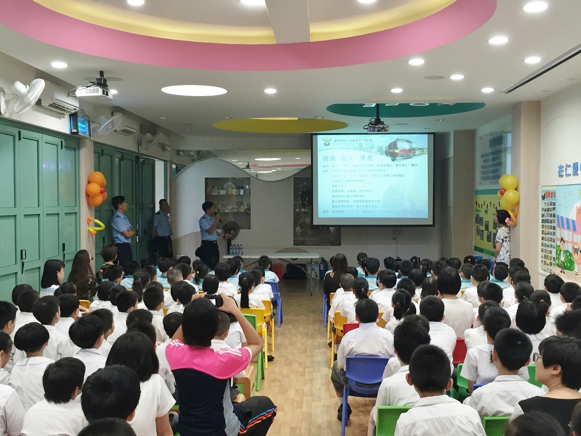 Palestra sobre conhecimentos de segurança contra incêndios e de socorrismo destinada à Escola Madalena de Canossa