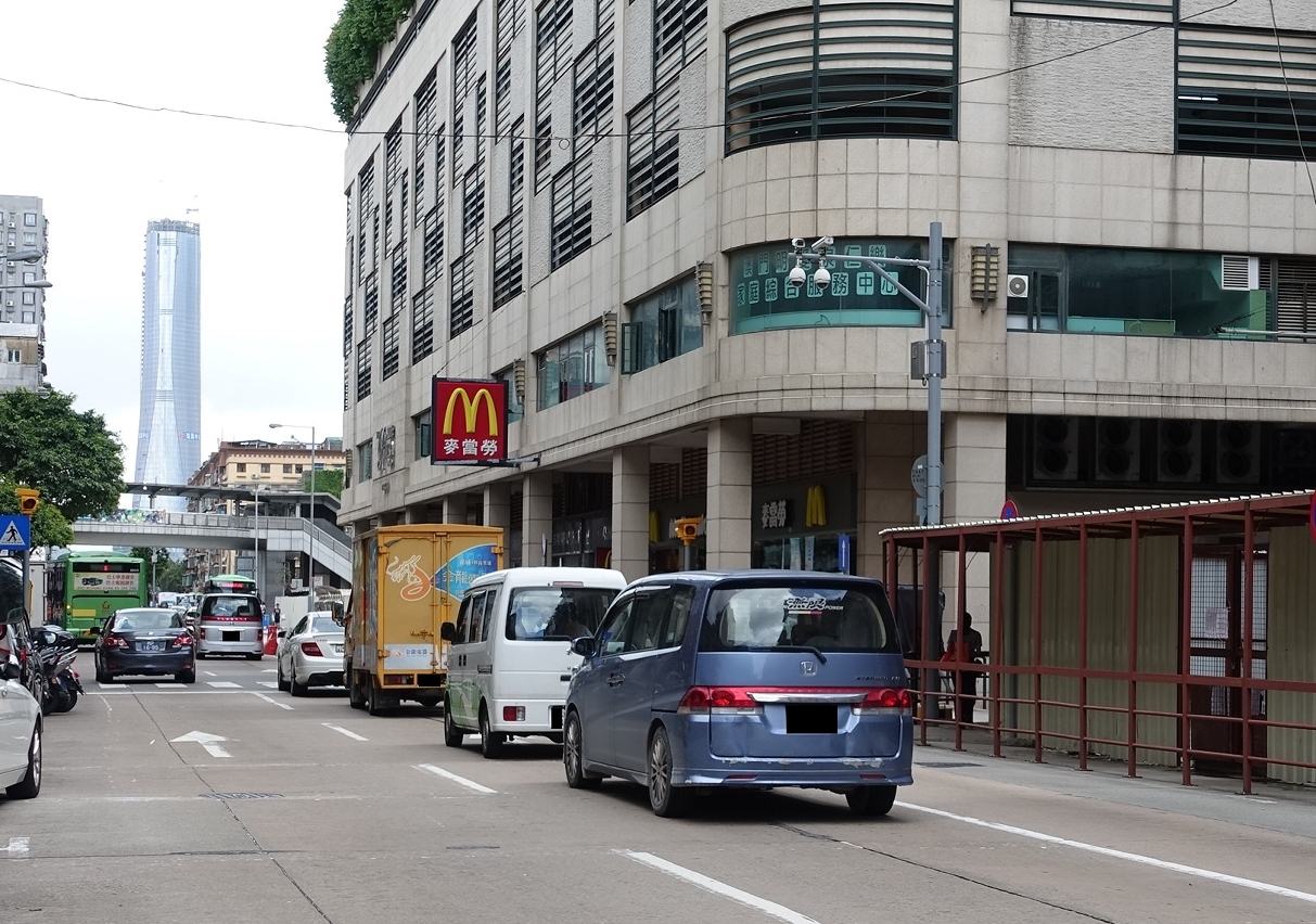 公眾透過網頁及App可查閱河邊新街與鹽巷交界的實時交通狀況