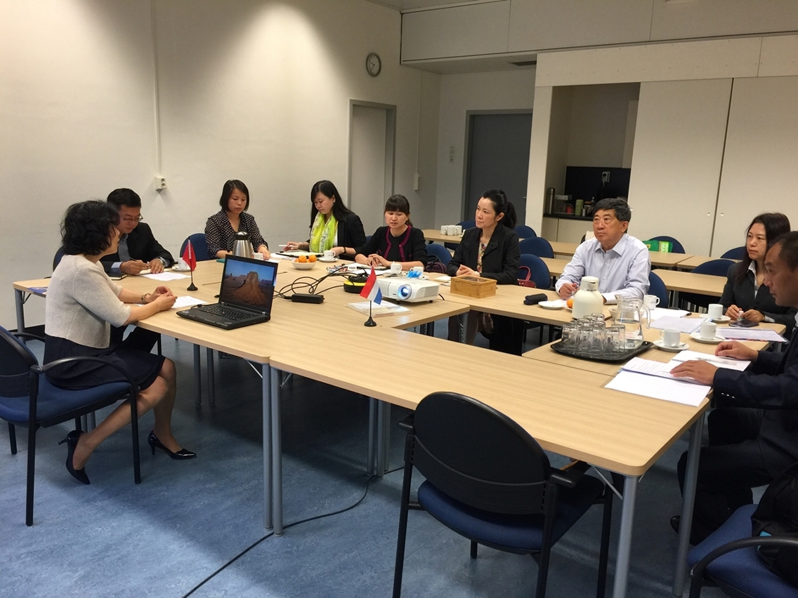 Profª. Wang Mei (1.ª à direita), membro da Comissão da Farmacopeia Europeia, está a apresentar à delegação do Parque a situação da inscrição da medicina tradicional chinesa na União Europeia.