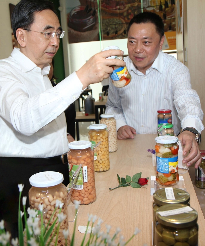 廣東省省長朱小丹對中心展出商品感興趣