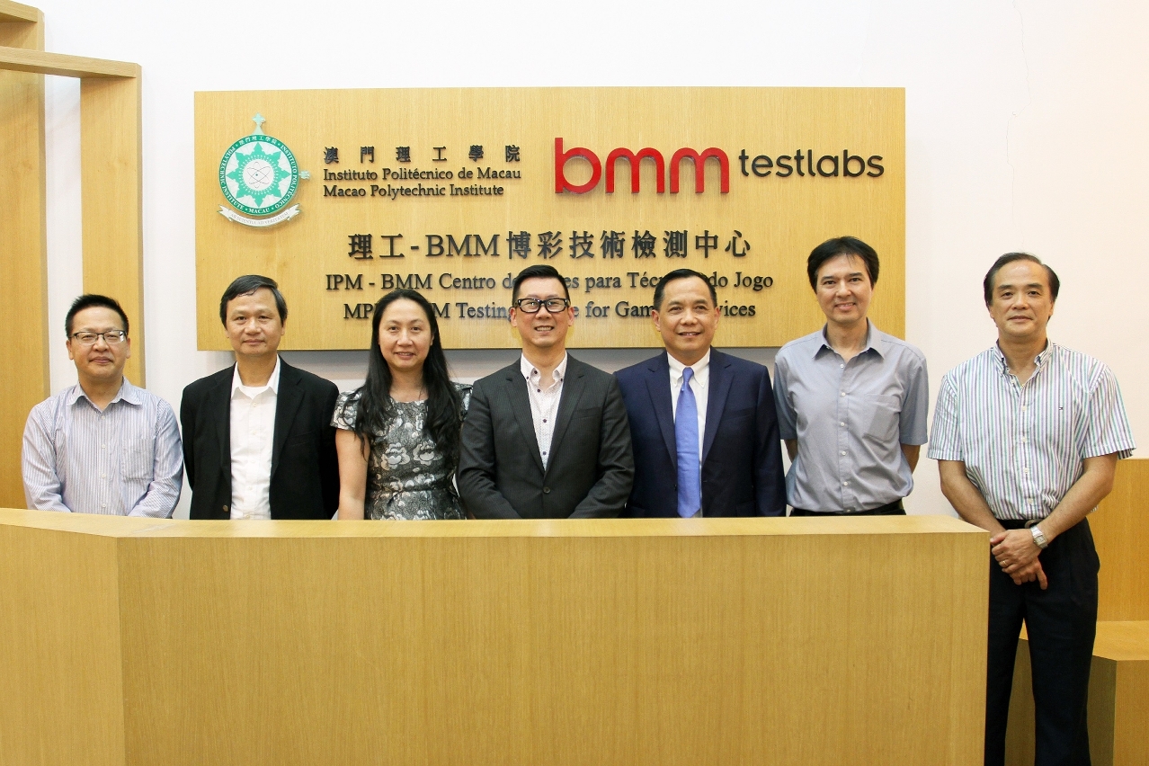 澳門理工學院博彩教學暨研究中心主任鄭妙嫻﹝左三﹞及BMM澳門總監林裕強﹝右三﹞歡迎 陳達夫局長﹝中﹞及部門人員參觀理工-BMM博彩技術檢測中心