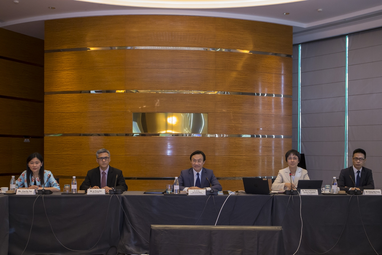 Secretary Tam hosts work meeting