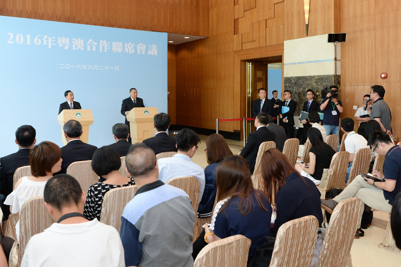 Chief Executive Mr Chui Sai On and Governor of Guangdong Province Mr Zhu Xiaodan meet the press after the 2016 Guangdong-Macao Cooperation Joint Conference.