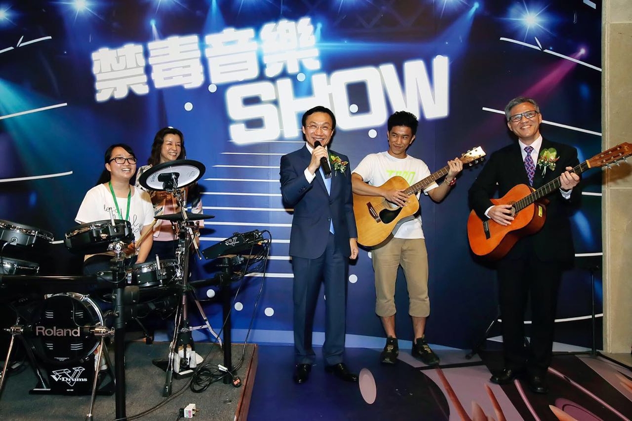譚司長體驗3D畫拍照-禁毒音樂SHOW