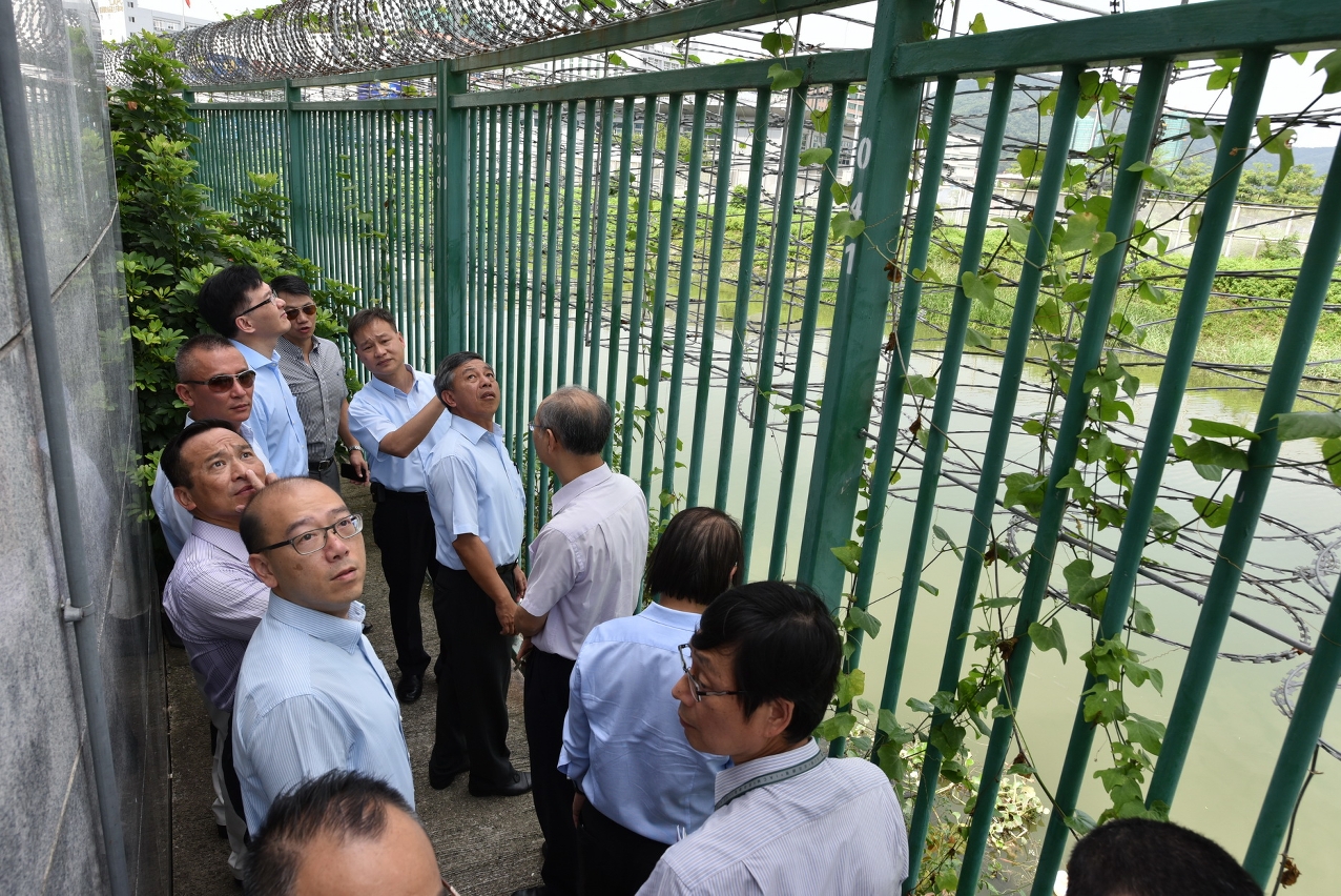 “反偷渡工作聯防機制”工作小組在青州跨工區一帶巡察防偷渡設施
