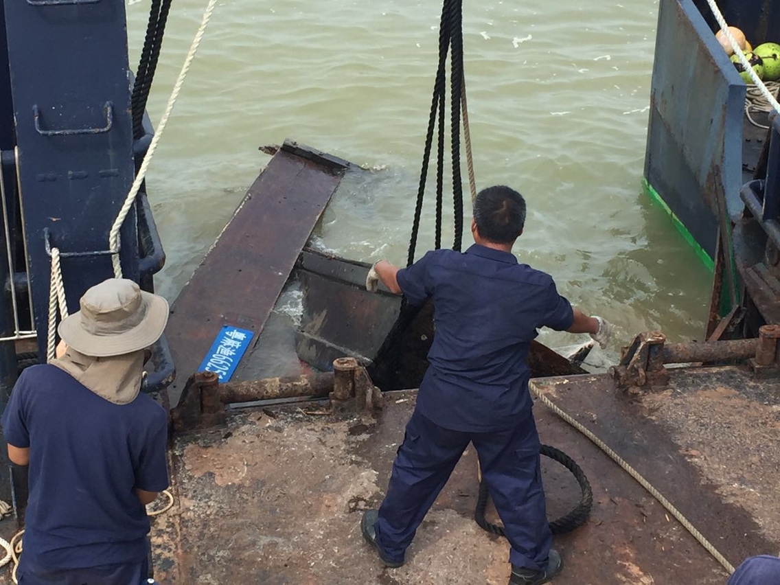 海事局協助打撈路環蝙蝠洞附近沉船
