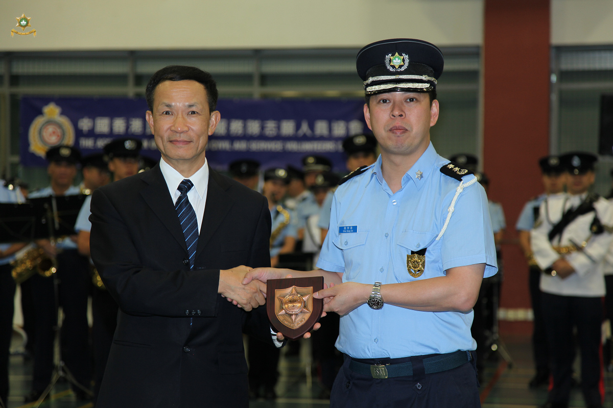 治安警察局行動廳代廳長趙崇遠副警務總長(右)向香港民安隊李樹榮處長(左)致送紀念品