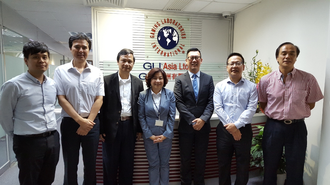 O director, Paulo Chan(a terceira pessoa a contar do lado direito), e representantes da DICJ se reúnem com Marina Wong(no meio), Gerente Geral de Serviços ao Cliente para troca de impressões