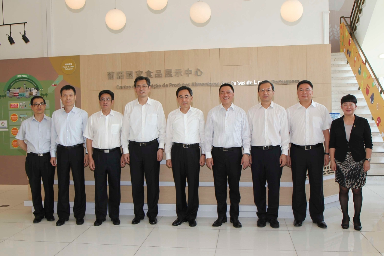 廣東省省長朱小丹一行與澳門經濟財政司司長梁維特合照