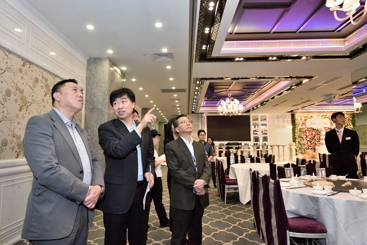 代表團實地考察食肆發牌檢查過程