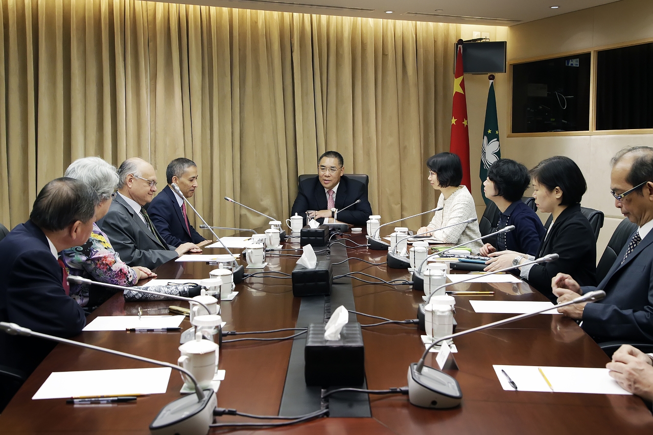 Chefe do Executivo, Chui Sai On, recebe representantes do Conselho das Comunidades Macaenses e da Comissão Organizadora do Encontro das Comunidades Macaenses 2016.