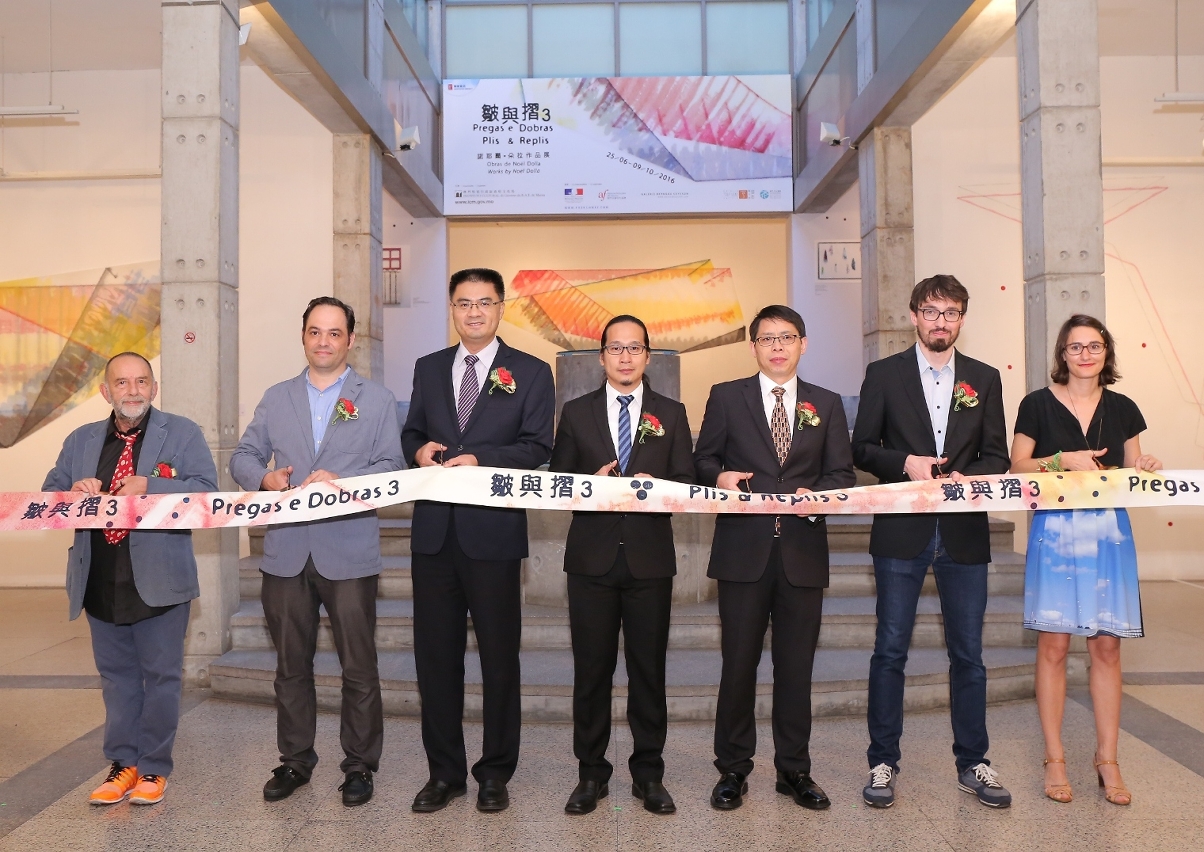 Cerimónia de inauguração da exposição “Pregas e Dobras 3－Obras de Noël Dolla”.