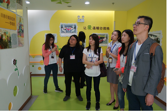 團員都專心聆聽當地工作人員介紹