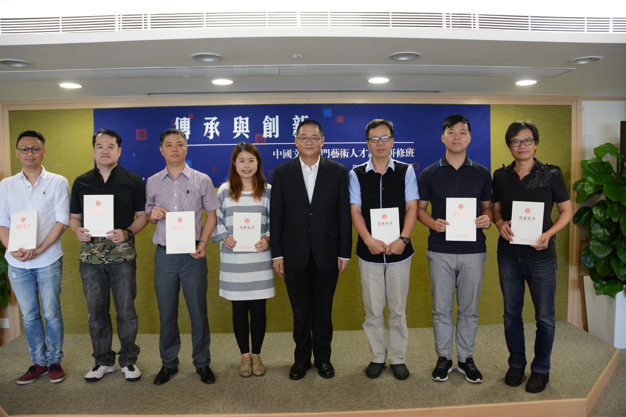O Dr. Wu Zhiliang, Presidente do CA da Fundação Macau entregou os certificados aos formandos.