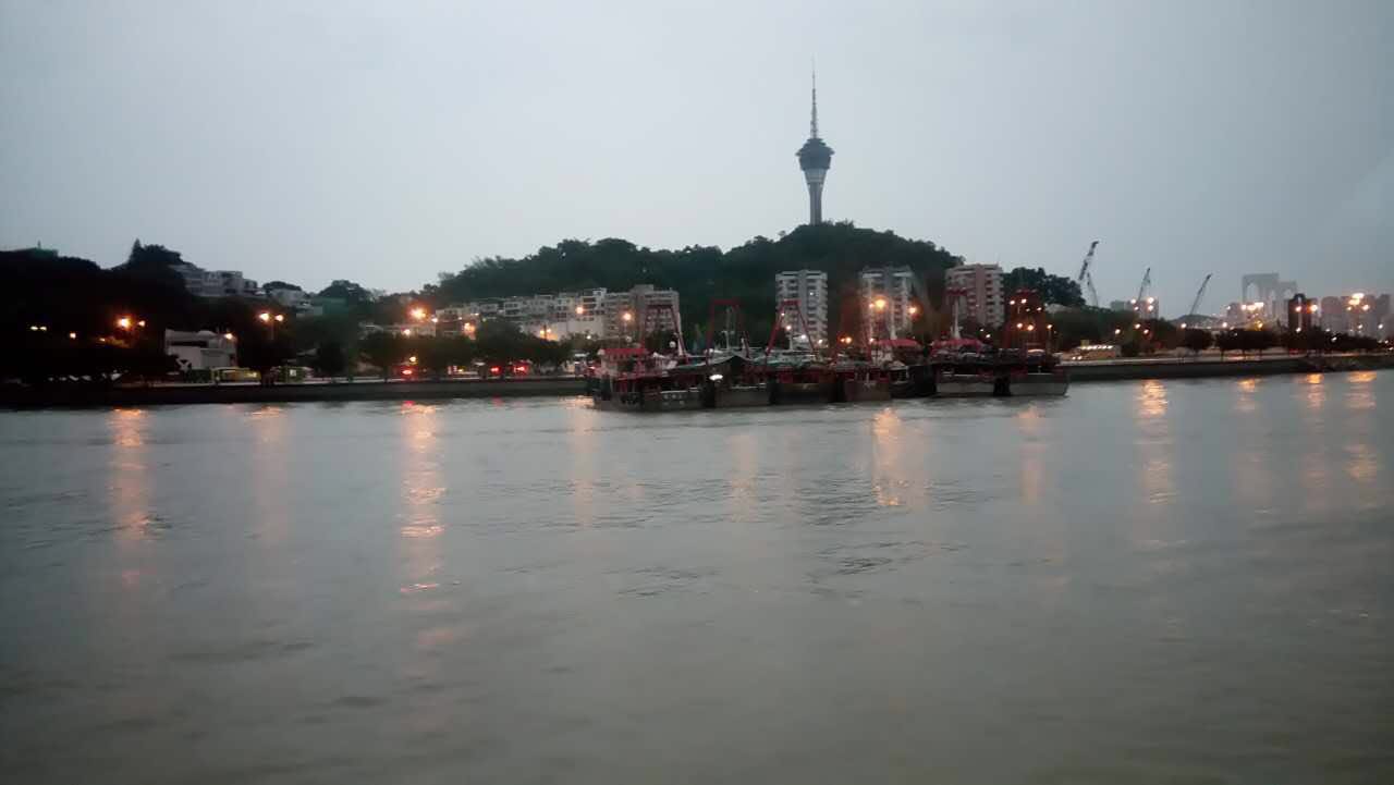 7艘連接在一起的漁船漂流至媽閣廟對開海面