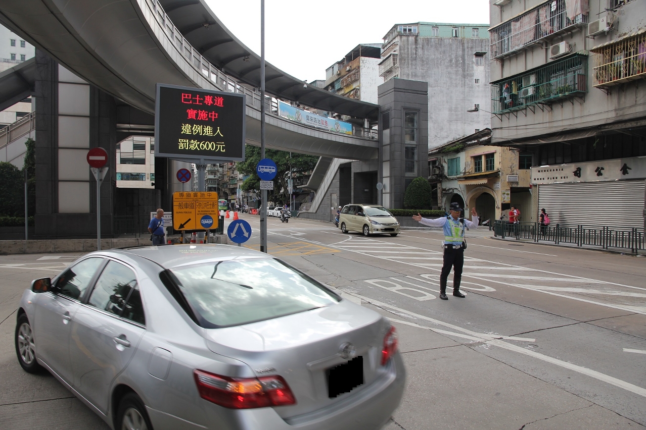 警員於專道入口指示駕駛者