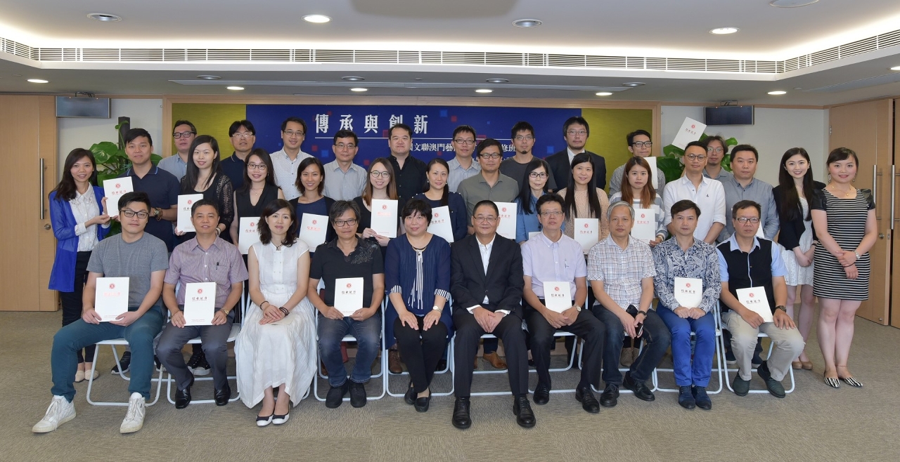 Fotografia dos representantes das entidades de organização e os formandos na Cerimónia de Encerramento do Curso Formativo.