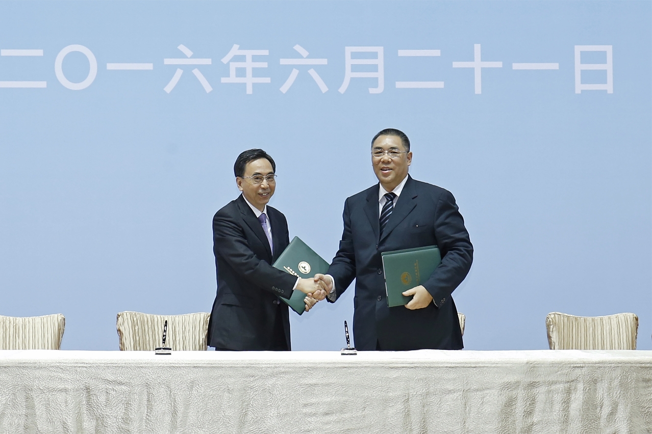 Chief Executive Mr Chui Sai On cordially shakes hands with Governor of Guangdong Province Mr Zhu Xiaodan before the 2016 Guangdong-Macao Cooperation Joint Conference, held at the Macao East Asian Games Dome.