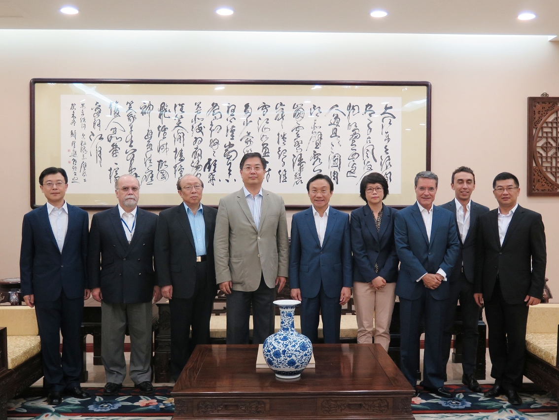 A Delegação liderada pelo Doutor Alexis Tam com o Embaixador da RPC em Timor-Leste, Liu Hongyang e o Conselheiro Li Fanji