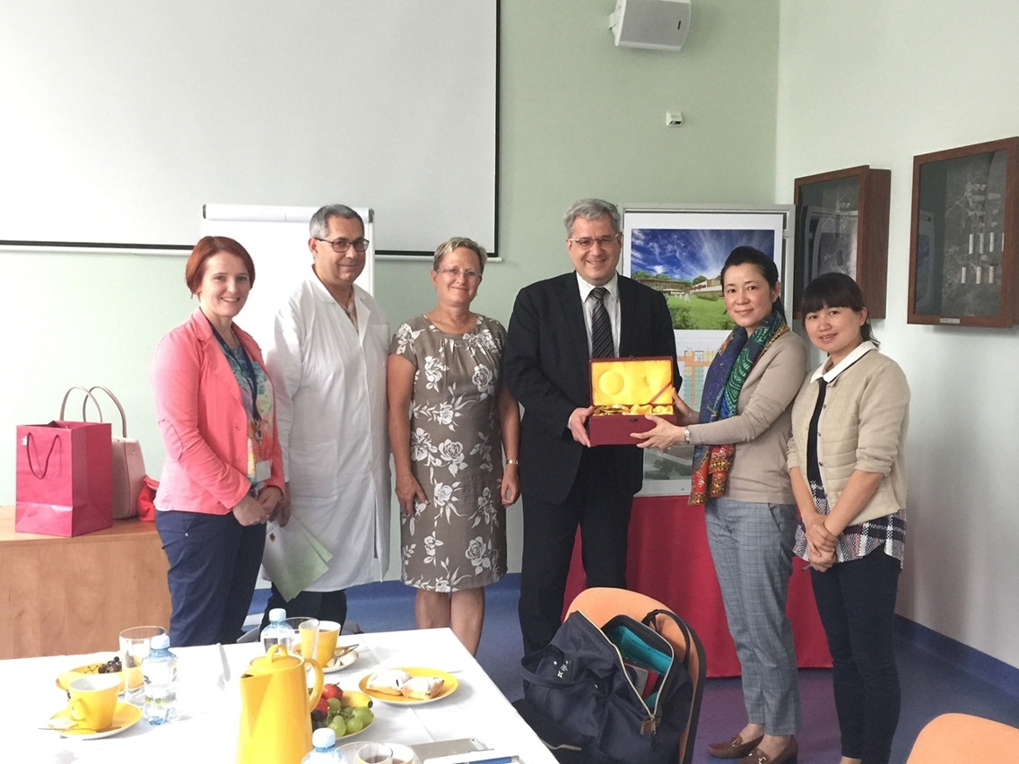 Dra. Lu Hong (2.ª à direita), Presidente do Parque, oferece lembranças à Sra. Smehlikova Jitka (3.ª à esquerda), CFO do Hospital Hradec Králové e ao Sr. Antos Karel (4.º à esquerda), Subdirector do Centro de Pesquisa Estratégica para o Desenvolvimento de Macau.