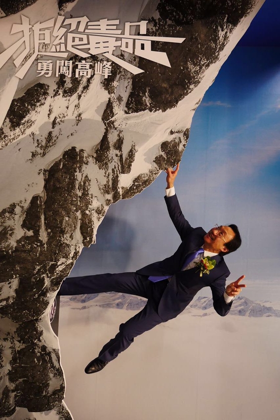 O Secretário praticando a escalada - foto em 3D