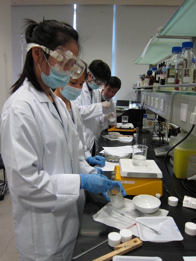參與夏令營的中學生親手製作保濕霜，學習護膚科學基礎原理